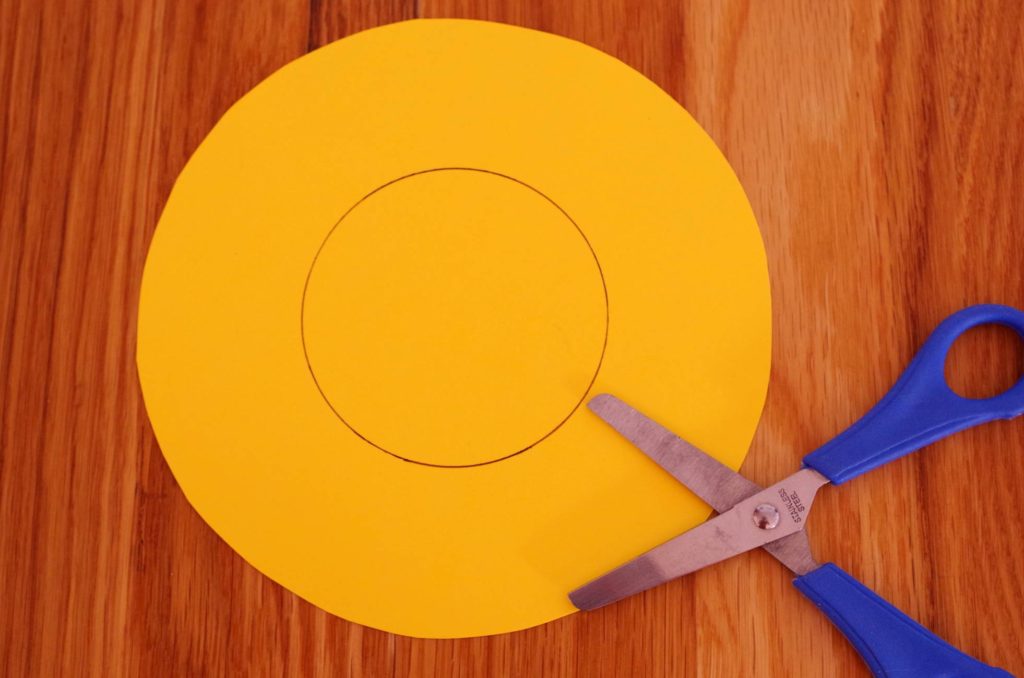 Check that your toddlers' scissors won't reach the centre circle as they will probably use the whole blade when they make cuts. 